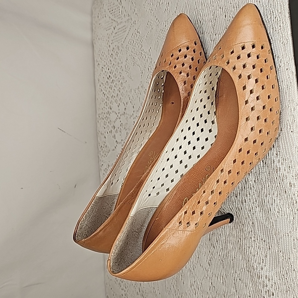 Caressa Spain leather tan eyelet closed point toe tan heels sz 6.5